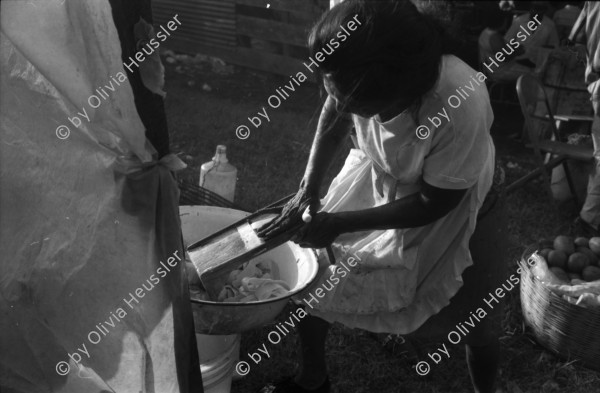 Image of sheet 19930521 photo 20: frtsg. 930520 Fiesta Santo Domingo. Frauen Tänzerinnen schminken sich. Junge Nicaraguaner sind von den Vereinigten Staaten zurückgekehrt. Heimkehrer aus den USA. Coca Cola Stand. Kids. Frau raffelt Guachada. Koch Banane.  Kirche von Santo Domingo mit Sateliten Pfanne am Kirchturm. Tänzerinnen. Apotheke Condega mit gemischten Waren Heilpflanzen sowie schulmedizinische Produkte. Nicaragua 1993 natural health medicine plants pharmacie