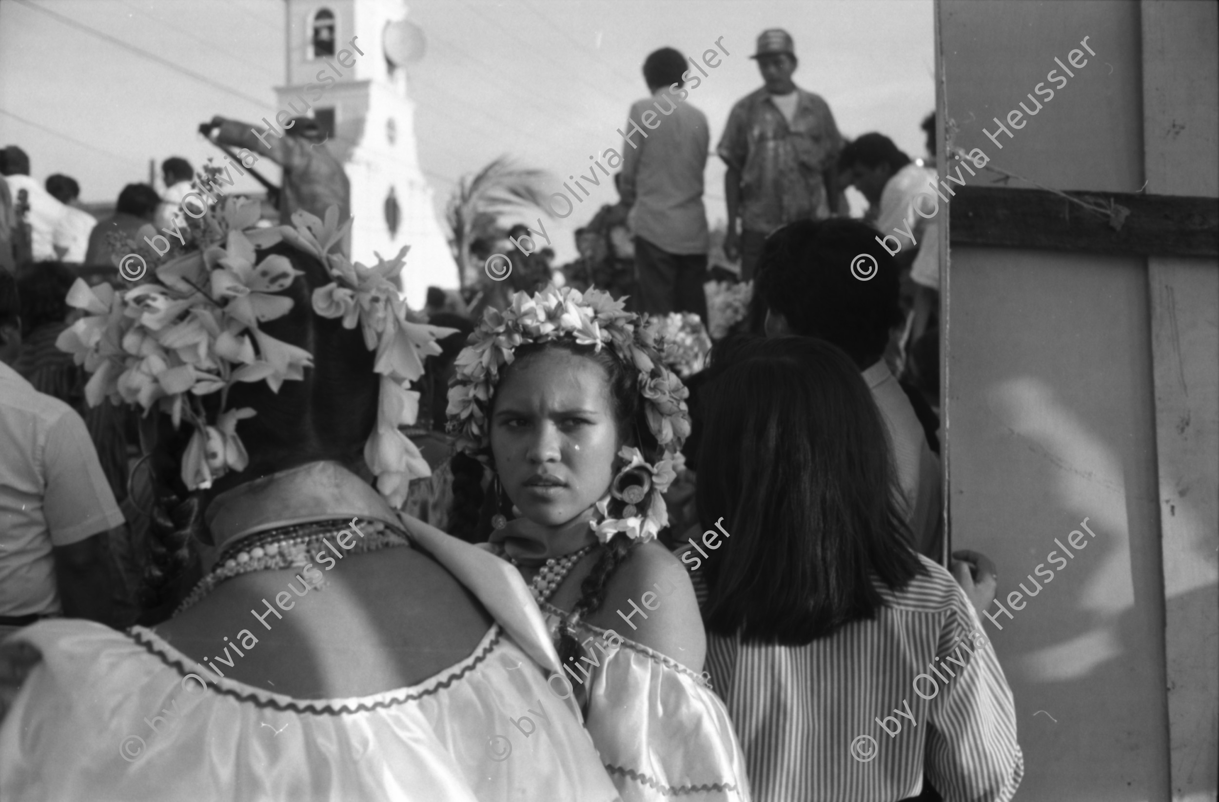 Image of sheet 19930521 photo 23: frtsg. 930520 Fiesta Santo Domingo. Frauen Tänzerinnen schminken sich. Junge Nicaraguaner sind von den Vereinigten Staaten zurückgekehrt. Heimkehrer aus den USA. Coca Cola Stand. Kids. Frau raffelt Guachada. Koch Banane.  Kirche von Santo Domingo mit Sateliten Pfanne am Kirchturm. Tänzerinnen. Apotheke Condega mit gemischten Waren Heilpflanzen sowie schulmedizinische Produkte. Nicaragua 1993 natural health medicine plants pharmacie