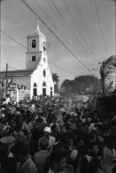 Image of sheet 19930521 photo 25: frtsg. 930520 Fiesta Santo Domingo. Frauen Tänzerinnen schminken sich. Junge Nicaraguaner sind von den Vereinigten Staaten zurückgekehrt. Heimkehrer aus den USA. Coca Cola Stand. Kids. Frau raffelt Guachada. Koch Banane.  Kirche von Santo Domingo mit Sateliten Pfanne am Kirchturm. Tänzerinnen. Apotheke Condega mit gemischten Waren Heilpflanzen sowie schulmedizinische Produkte. Nicaragua 1993 natural health medicine plants pharmacie