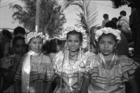 Image of sheet 19930521 photo 27: frtsg. 930520 Fiesta Santo Domingo. Frauen Tänzerinnen schminken sich. Junge Nicaraguaner sind von den Vereinigten Staaten zurückgekehrt. Heimkehrer aus den USA. Coca Cola Stand. Kids. Frau raffelt Guachada. Koch Banane.  Kirche von Santo Domingo mit Sateliten Pfanne am Kirchturm. Tänzerinnen. Apotheke Condega mit gemischten Waren Heilpflanzen sowie schulmedizinische Produkte. Nicaragua 1993 natural health medicine plants pharmacie
