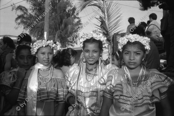 Image of sheet 19930521 photo 27: frtsg. 930520 Fiesta Santo Domingo. Frauen Tänzerinnen schminken sich. Junge Nicaraguaner sind von den Vereinigten Staaten zurückgekehrt. Heimkehrer aus den USA. Coca Cola Stand. Kids. Frau raffelt Guachada. Koch Banane.  Kirche von Santo Domingo mit Sateliten Pfanne am Kirchturm. Tänzerinnen. Apotheke Condega mit gemischten Waren Heilpflanzen sowie schulmedizinische Produkte. Nicaragua 1993 natural health medicine plants pharmacie