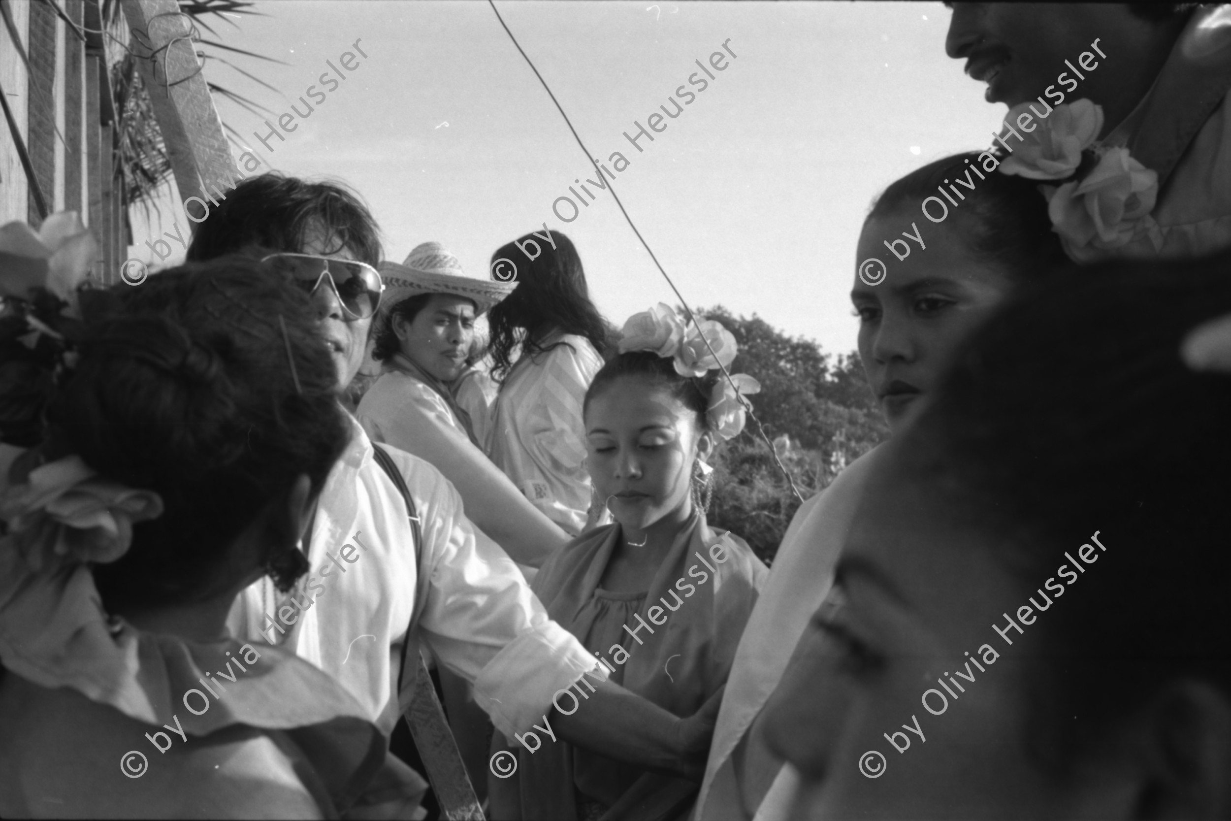 Image of sheet 19930521 photo 28: frtsg. 930520 Fiesta Santo Domingo. Frauen Tänzerinnen schminken sich. Junge Nicaraguaner sind von den Vereinigten Staaten zurückgekehrt. Heimkehrer aus den USA. Coca Cola Stand. Kids. Frau raffelt Guachada. Koch Banane.  Kirche von Santo Domingo mit Sateliten Pfanne am Kirchturm. Tänzerinnen. Apotheke Condega mit gemischten Waren Heilpflanzen sowie schulmedizinische Produkte. Nicaragua 1993 natural health medicine plants pharmacie