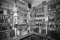 Image of sheet 19930521 photo 31: frtsg. 930520 Fiesta Santo Domingo. Frauen Tänzerinnen schminken sich. Junge Nicaraguaner sind von den Vereinigten Staaten zurückgekehrt. Heimkehrer aus den USA. Coca Cola Stand. Kids. Frau raffelt Guachada. Koch Banane.  Kirche von Santo Domingo mit Sateliten Pfanne am Kirchturm. Tänzerinnen. Apotheke Condega mit gemischten Waren Heilpflanzen sowie schulmedizinische Produkte. Nicaragua 1993 natural health medicine plants pharmacie