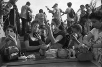 Image of sheet 19930521 photo 4: frtsg. 930520 Fiesta Santo Domingo. Frauen Tänzerinnen schminken sich. Junge Nicaraguaner sind von den Vereinigten Staaten zurückgekehrt. Heimkehrer aus den USA. Coca Cola Stand. Kids. Frau raffelt Guachada. Koch Banane.  Kirche von Santo Domingo mit Sateliten Pfanne am Kirchturm. Tänzerinnen. Apotheke Condega mit gemischten Waren Heilpflanzen sowie schulmedizinische Produkte. Nicaragua 1993 natural health medicine plants pharmacie