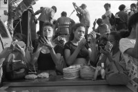 Image of sheet 19930521 photo 6: frtsg. 930520 Fiesta Santo Domingo. Frauen Tänzerinnen schminken sich. Junge Nicaraguaner sind von den Vereinigten Staaten zurückgekehrt. Heimkehrer aus den USA. Coca Cola Stand. Kids. Frau raffelt Guachada. Koch Banane.  Kirche von Santo Domingo mit Sateliten Pfanne am Kirchturm. Tänzerinnen. Apotheke Condega mit gemischten Waren Heilpflanzen sowie schulmedizinische Produkte. Nicaragua 1993 natural health medicine plants pharmacie