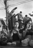 Image of sheet 19930521 photo 7: frtsg. 930520 Fiesta Santo Domingo. Frauen Tänzerinnen schminken sich. Junge Nicaraguaner sind von den Vereinigten Staaten zurückgekehrt. Heimkehrer aus den USA. Coca Cola Stand. Kids. Frau raffelt Guachada. Koch Banane.  Kirche von Santo Domingo mit Sateliten Pfanne am Kirchturm. Tänzerinnen. Apotheke Condega mit gemischten Waren Heilpflanzen sowie schulmedizinische Produkte. Nicaragua 1993 natural health medicine plants pharmacie