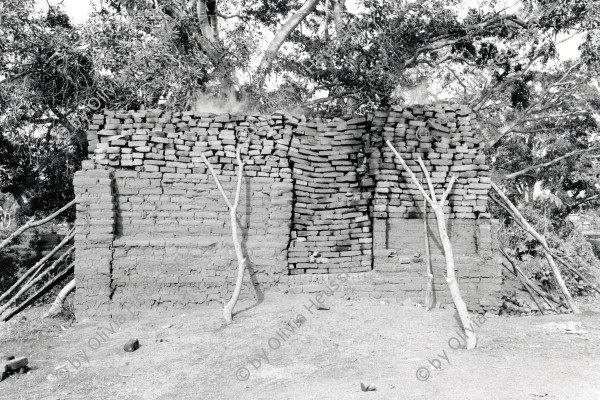 Image of sheet 19930540 photo 12: Backsteine werden aufgeschichtet und in drei Tagen gebrannt. Esteli Nicaragua 1993 √