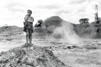 Image of sheet 19930540 photo 37: Kinder posieren für ein Bild. Vulkan Telica. San Jacinto. Nicaragua 1993 √ Volcan Sulfat quellen fountain sulfur kids children