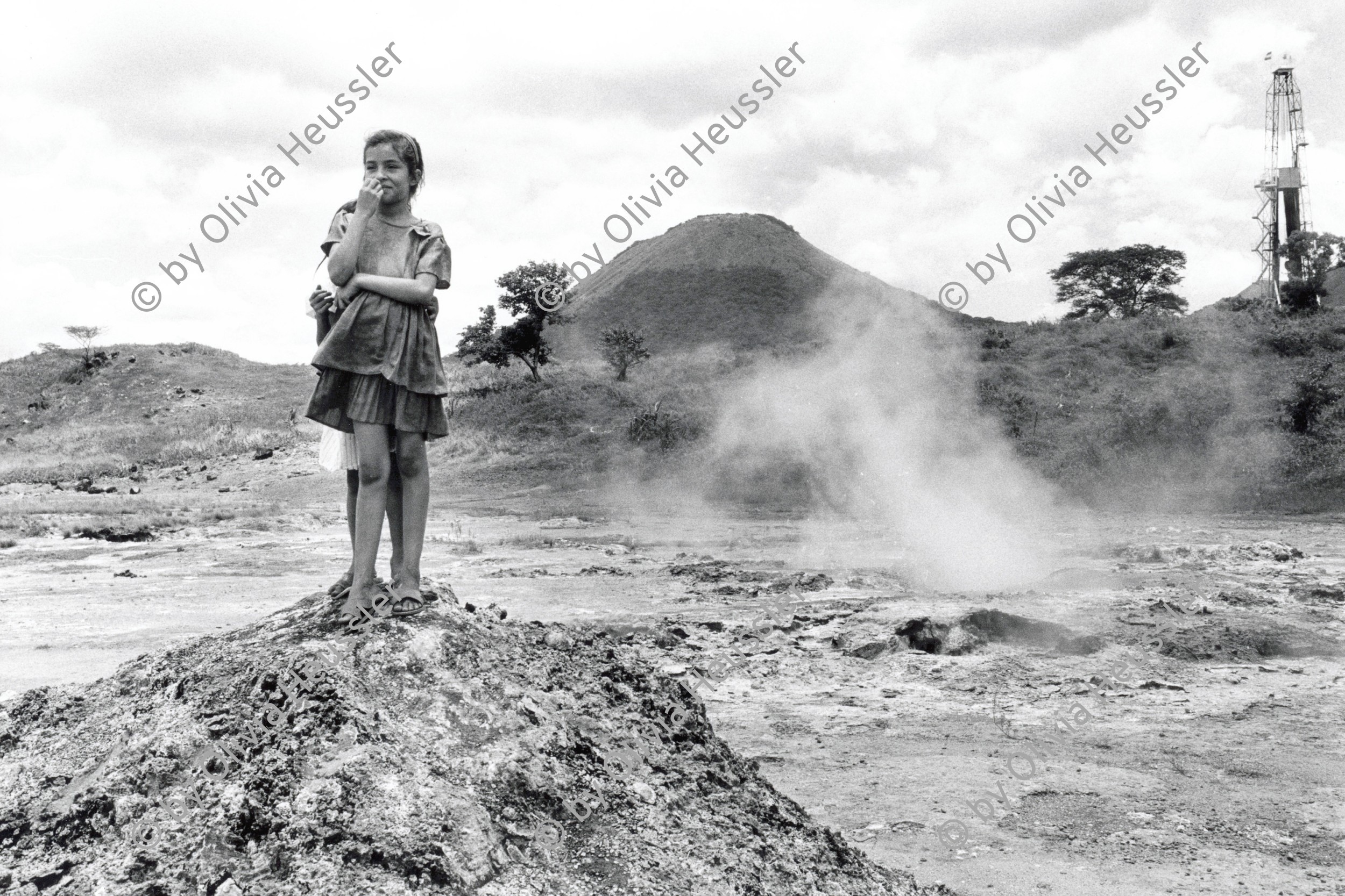 Image of sheet 19930540 photo 37: Kinder posieren für ein Bild. Vulkan Telica. San Jacinto. Nicaragua 1993 √ Volcan Sulfat quellen fountain sulfur kids children