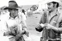 Image of sheet 19930550 photo 16: Ambulanter Kamille Verkaeufer auf der Strasse, EstelI, Nicaragua 1993.
traditionelle Heilmedizin Esteli Las Segovias 

medicina popular traditional chamomile