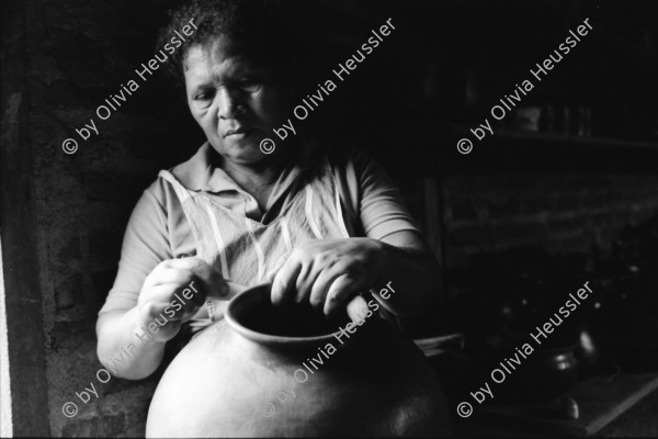 Image of sheet 19930550 photo 24: Töpferin arbeitet in Ducuale Grande, Condega, Segovias Nicaragua 1993.