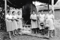 Image of sheet 19930550 photo 30: Die Frauen der Toepfer*Innen-Koperative vor ihrem Ofen in Ducuale Grande bei Condega, Nicaragua 1993.
Gruppenbild töpferinnen 
Mujeres de la cooperativa de alfareras «Ducuale Grande». Condega, Dpto. de 
Aus: «Der Traum von Solentiname» EPF, Zürich 
«El Sueño de Solentiname» IHNCA Managua p.158
