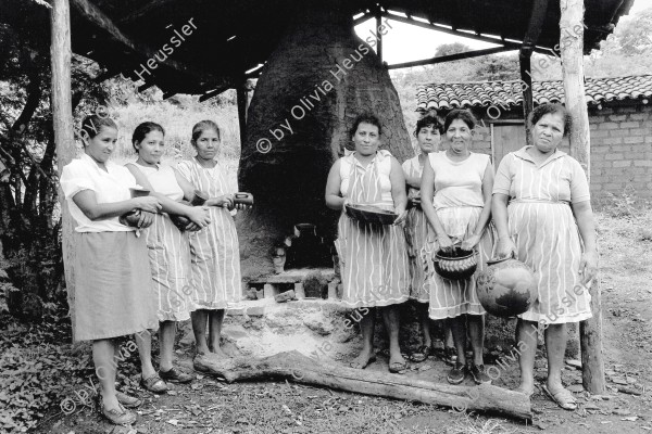 Image of sheet 19930550 photo 30: Die Frauen der Toepfer*Innen-Koperative vor ihrem Ofen in Ducuale Grande bei Condega, Nicaragua 1993.
Gruppenbild töpferinnen 
Mujeres de la cooperativa de alfareras «Ducuale Grande». Condega, Dpto. de 
Aus: «Der Traum von Solentiname» EPF, Zürich 
«El Sueño de Solentiname» IHNCA Managua p.158