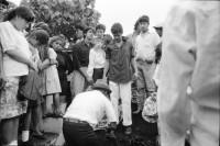 Image of sheet 19930560 photo 12: Beerdigung des von Contra in Chontales getöteten Frente Mitglieds Julio Cesar Izcano Perez, 50. Sobador Don Felix mit einem kleinen Patienten. Er zeigt mir die Pflanzen die er gebraucht. Im Centro arbeiten Frauen an einer Datenbank für Pflanzen. Maria Elsa zeigt mir getrocknete Pflanzen aus dem Herbarium dass sie betreut. In Sebaco wird eine neue Apotheke 'Medicina Popular' eingeweiht. In Begleitung des Bürgermeisters von Lutterbach. Nicaragua Esteli
Brot fuer die Welt
