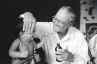 Image of sheet 19930560 photo 19: Sobador Don Felix mit einem kleinen Patienten. Medicina popular traditional Heiler Healing medical health child 
Nicaragua Esteli 1993 √