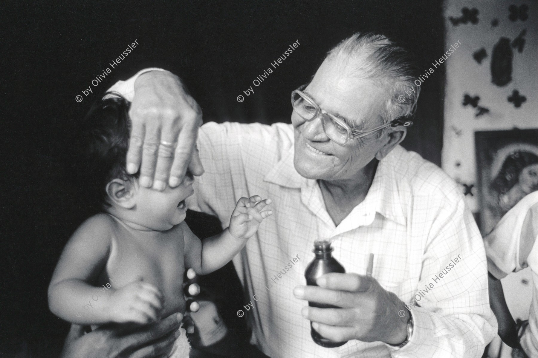 Image of sheet 19930560 photo 19: Sobador Don Felix mit einem kleinen Patienten. Medicina popular traditional Heiler Healing medical health child 
Nicaragua Esteli 1993 √