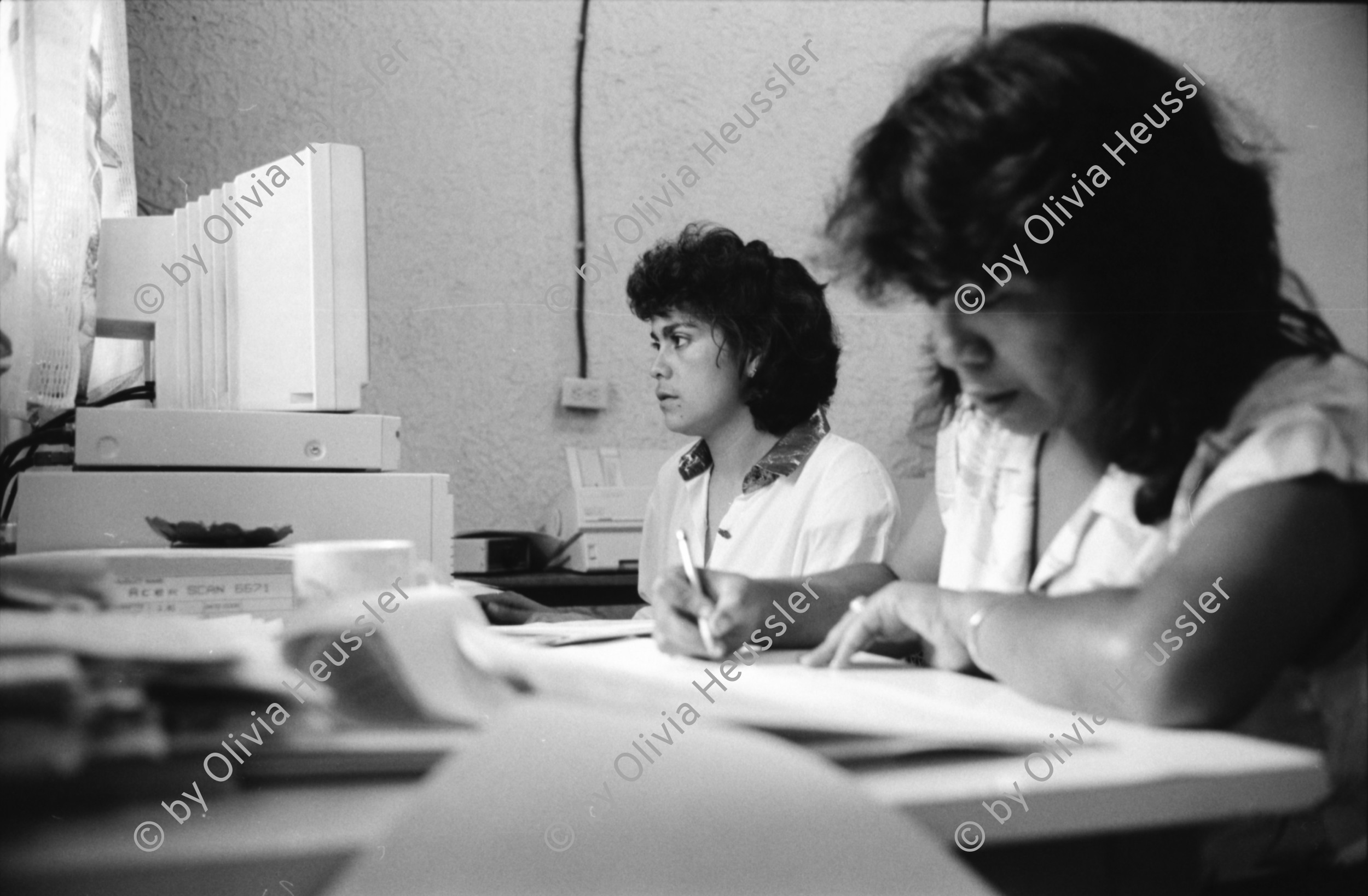 Image of sheet 19930560 photo 24: Beerdigung des von Contra in Chontales getöteten Frente Mitglieds Julio Cesar Izcano Perez, 50. Sobador Don Felix mit einem kleinen Patienten. Er zeigt mir die Pflanzen die er gebraucht. Im Centro arbeiten Frauen an einer Datenbank für Pflanzen. Maria Elsa zeigt mir getrocknete Pflanzen aus dem Herbarium dass sie betreut. In Sebaco wird eine neue Apotheke 'Medicina Popular' eingeweiht. In Begleitung des Bürgermeisters von Lutterbach. Nicaragua Esteli
Brot fuer die Welt