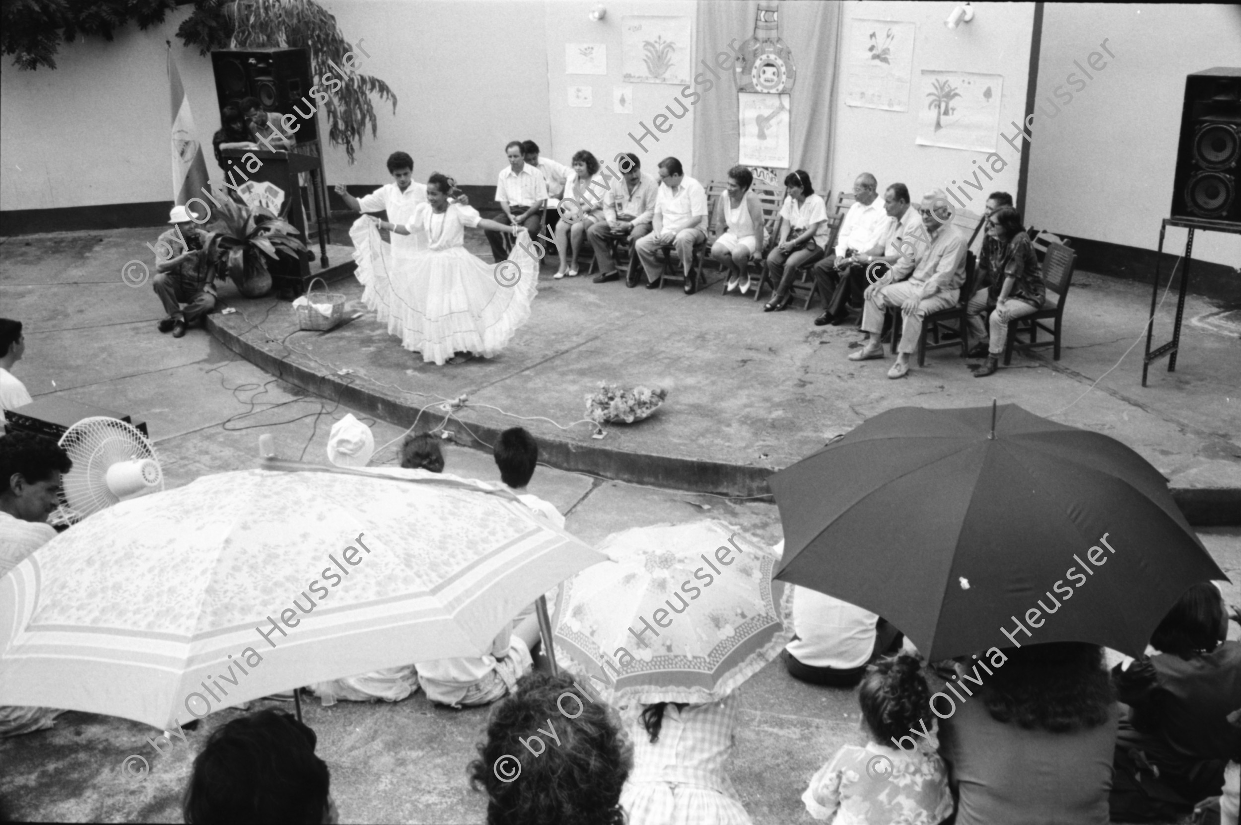Image of sheet 19930560 photo 30: Beerdigung des von Contra in Chontales getöteten Frente Mitglieds Julio Cesar Izcano Perez, 50. Sobador Don Felix mit einem kleinen Patienten. Er zeigt mir die Pflanzen die er gebraucht. Im Centro arbeiten Frauen an einer Datenbank für Pflanzen. Maria Elsa zeigt mir getrocknete Pflanzen aus dem Herbarium dass sie betreut. In Sebaco wird eine neue Apotheke 'Medicina Popular' eingeweiht. In Begleitung des Bürgermeisters von Lutherbach. Nicaragua Esteli
Brot fuer die Welt
