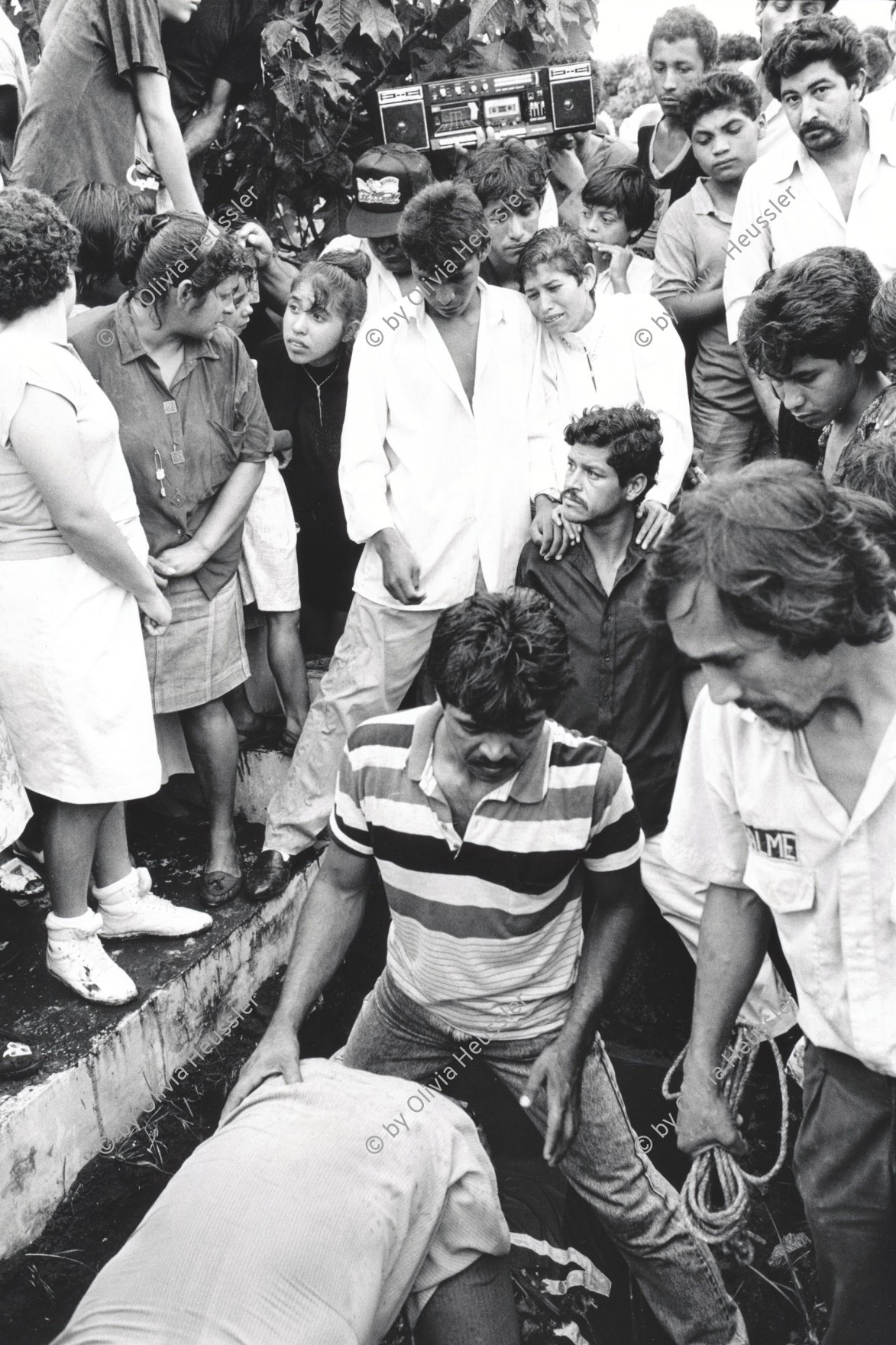 Image of sheet 19930560 photo 5: Die Familie von Julio Cesar Izcano trauert an der Beerdigung. Er war militantes Mitglied der sandinistischen Befreiungsfront Frente Sandinista de Liberación Nacional FSLN und wurde im Juli von der Contra ermordet. Esteli Nicaragua 1993 √