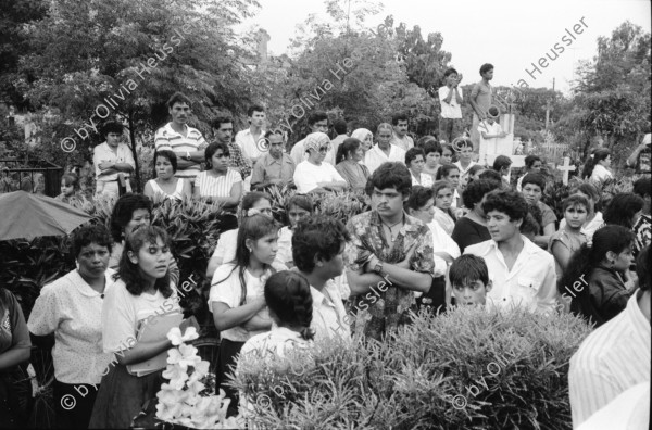 Image of sheet 19930560 photo 9: Beerdigung des von Contra in Chontales getöteten Frente Mitglieds Julio Cesar Izcano Perez, 50. Sobador Don Felix mit einem kleinen Patienten. Er zeigt mir die Pflanzen die er gebraucht. Im Centro arbeiten Frauen an einer Datenbank für Pflanzen. Maria Elsa zeigt mir getrocknete Pflanzen aus dem Herbarium dass sie betreut. In Sebaco wird eine neue Apotheke 'Medicina Popular' eingeweiht. In Begleitung des Bürgermeisters von Lutterbach. Nicaragua Esteli
Brot fuer die Welt