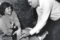 Image of sheet 19930570 photo 14: Don Felix betreut ein kleiner Junge mit 'Empacho'. Esteli Nicaragua 1993

Sobador Don Felix mit einem kleinen Patienten. Medicina popular traditional Heiler Healing medical health child
Nicaragua Esteli 1993 √
