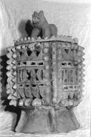 Image of sheet 19930570 photo 6: Eine Kuh sieht fern in Ducuale grande. Wo es keine Auto gibt. Ein Weihrauchgefäss aus präkolumbianischen Zeiten im Museum prehistorischen Precolumbian Condega. Es wurde im Zusammenhang mit Heilungen gebraucht. Der naturheiler Heiler Naturmedizin traditionelle Heilmedizin Don Felix 'bespuckt' ein Kind mit Empacho. Im Schulungszentrum 'La Barranca' werden den Promotores Diplome verteilt. Victoriano Tercero Ibarra, 68 ist ein Heilpflanzensammler aus dem Norden. Vorbereitung für biologisches Insecticid  Bioinsektizid Bio Insektizid, mit Knoblauch angerührt. El Cortijo. Esteli Nicaragua 1993