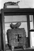 Image of sheet 19930570 photo 8: Eine Kuh sieht fern in Ducuale grande. Wo es keine Auto gibt. Ein Weihrauchgefäss aus präkolumbianischen Zeiten im Museum prehistorischen Precolumbian Condega. Es wurde im Zusammenhang mit Heilungen gebraucht. Der naturheiler Heiler Naturmedizin traditionelle Heilmedizin Don Felix 'bespuckt' ein Kind mit Empacho. Im Schulungszentrum 'La Barranca' werden den Promotores Diplome verteilt. Victoriano Tercero Ibarra, 68 ist ein Heilpflanzensammler aus dem Norden. Vorbereitung für biologisches Insecticid  Bioinsektizid Bio Insektizid, mit Knoblauch angerührt. El Cortijo. Esteli Nicaragua 1993