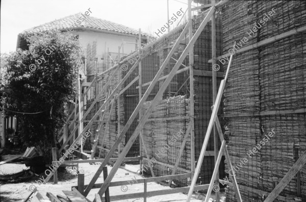 Image of sheet 19930580 photo 11: Am Vulkan Masaya. Das Haus der drei  Kulturen Casa de los tres mundos in Granada in Bau. Der Anbau wird auf traditionelle Art bearbeitet. Schöne Holzarbeiten. Eine Ziege. Palmen im Hof vom Konvent San Francisco, wo die alten Antropromorphen Figuren stehen. Das Haus von aussen. Die alte Ceiba von Granada.Im Spital Carlos Marx mit Schwester Marlene. Sie unterrichtet med. hilfskräfte in Heilmedizin. Nicaragua 1993