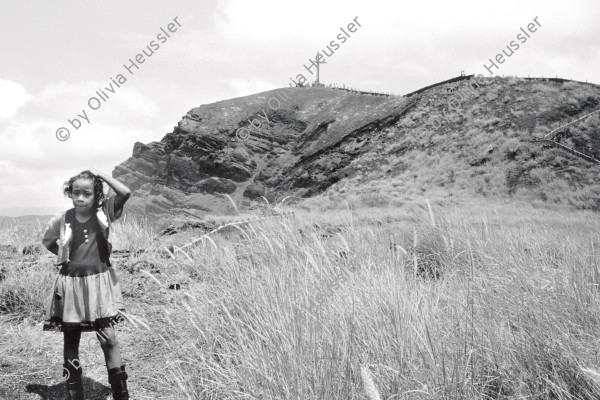 Image of sheet 19930580 photo 3: Ein Mädchen am Rand des Vulkans  «Santamaria» bei Masaya, Nicaragua 1993.