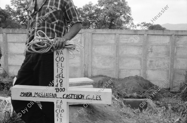 Image of sheet 19930590 photo 2: Graffiti 'El pueblo save quien son los traidores' El Güegüense. Auf Friedhof. Gitarrenspieler. Frau. Hebraischer Davidstern. Pepsi cola werbung. Der Schriftsteller Fernando Silva aus Granada singt mit David Mc Fields, Schriftsteller von der Atlantikküste. zuHause beim Schriftsteller. Kinder turnen vor dem Mercado Huembes neben ihren Kollegen die ihr Geld mit Schuhe putzen verdienen. Marktmann. Köchin. Stand mit Heilmedizin. 1993