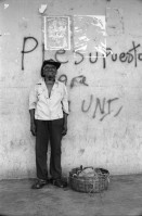 Image of sheet 19930590 photo 20: Graffiti 'El pueblo save quien son los traidores' El Güegüense. Auf Friedhof. Gitarrenspieler. Frau. Hebraischer Davidstern. Pepsi cola werbung. Der Schriftsteller Fernando Silva aus Granada singt mit David Mc Fields, Schriftsteller von der Atlantikküste. zuHause beim Schriftsteller. Kinder turnen vor dem Mercado Huembes neben ihren Kollegen die ihr Geld mit Schuhe putzen verdienen. Marktmann. Köchin. Stand mit Heilmedizin. 1993