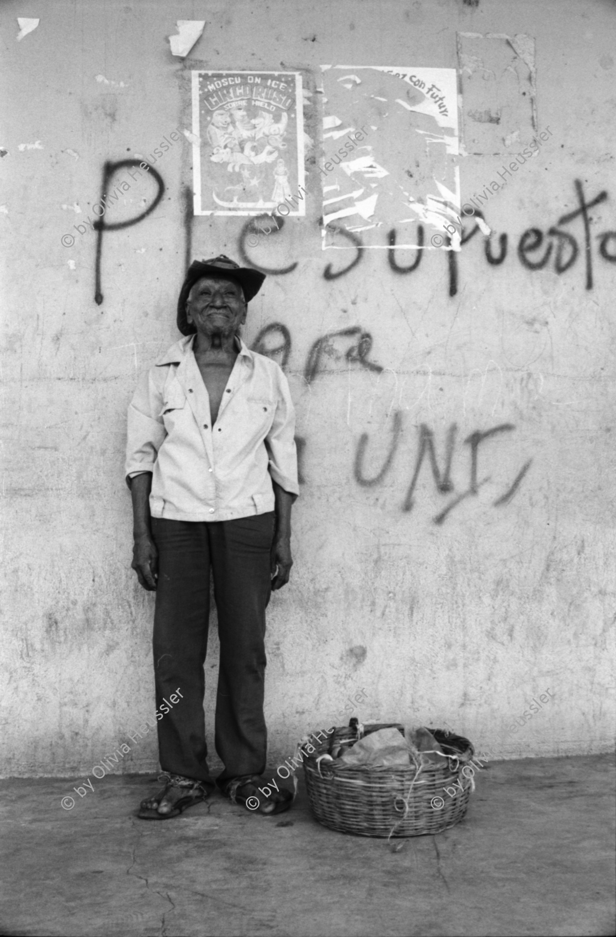 Image of sheet 19930590 photo 20: Graffiti 'El pueblo save quien son los traidores' El Güegüense. Auf Friedhof. Gitarrenspieler. Frau. Hebraischer Davidstern. Pepsi cola werbung. Der Schriftsteller Fernando Silva aus Granada singt mit David Mc Fields, Schriftsteller von der Atlantikküste. zuHause beim Schriftsteller. Kinder turnen vor dem Mercado Huembes neben ihren Kollegen die ihr Geld mit Schuhe putzen verdienen. Marktmann. Köchin. Stand mit Heilmedizin. 1993