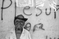 Image of sheet 19930590 photo 21: Graffiti 'El pueblo save quien son los traidores' El Güegüense. Auf Friedhof. Gitarrenspieler. Frau. Hebraischer Davidstern. Pepsi cola werbung. Der Schriftsteller Fernando Silva aus Granada singt mit David Mc Fields, Schriftsteller von der Atlantikküste. zuHause beim Schriftsteller. Kinder turnen vor dem Mercado Huembes neben ihren Kollegen die ihr Geld mit Schuhe putzen verdienen. Marktmann. Köchin. Stand mit Heilmedizin. 1993