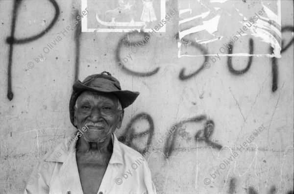 Image of sheet 19930590 photo 21: Graffiti 'El pueblo save quien son los traidores' El Güegüense. Auf Friedhof. Gitarrenspieler. Frau. Hebraischer Davidstern. Pepsi cola werbung. Der Schriftsteller Fernando Silva aus Granada singt mit David Mc Fields, Schriftsteller von der Atlantikküste. zuHause beim Schriftsteller. Kinder turnen vor dem Mercado Huembes neben ihren Kollegen die ihr Geld mit Schuhe putzen verdienen. Marktmann. Köchin. Stand mit Heilmedizin. 1993