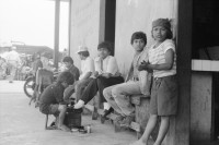 Image of sheet 19930590 photo 23: Kinder arbeiten in Nicaragua oft schon früh als Schuhputzer, um ihre Familie oder sich alleine zu ernähren. Managua Nicaragua 1993 √ child work mercado Roberto Huembes kinderarbeit Market boys shoe cleaner