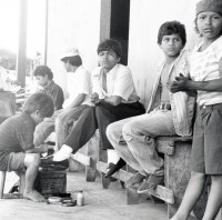 Image of sheet 19930590 photo 23: Kinder arbeiten in Nicaragua oft schon früh als Schuhputzer, um ihre Familie oder sich alleine zu ernähren. Managua Nicaragua 1993 √ child work mercado Roberto Huembes kinderarbeit Market boys shoe cleaner