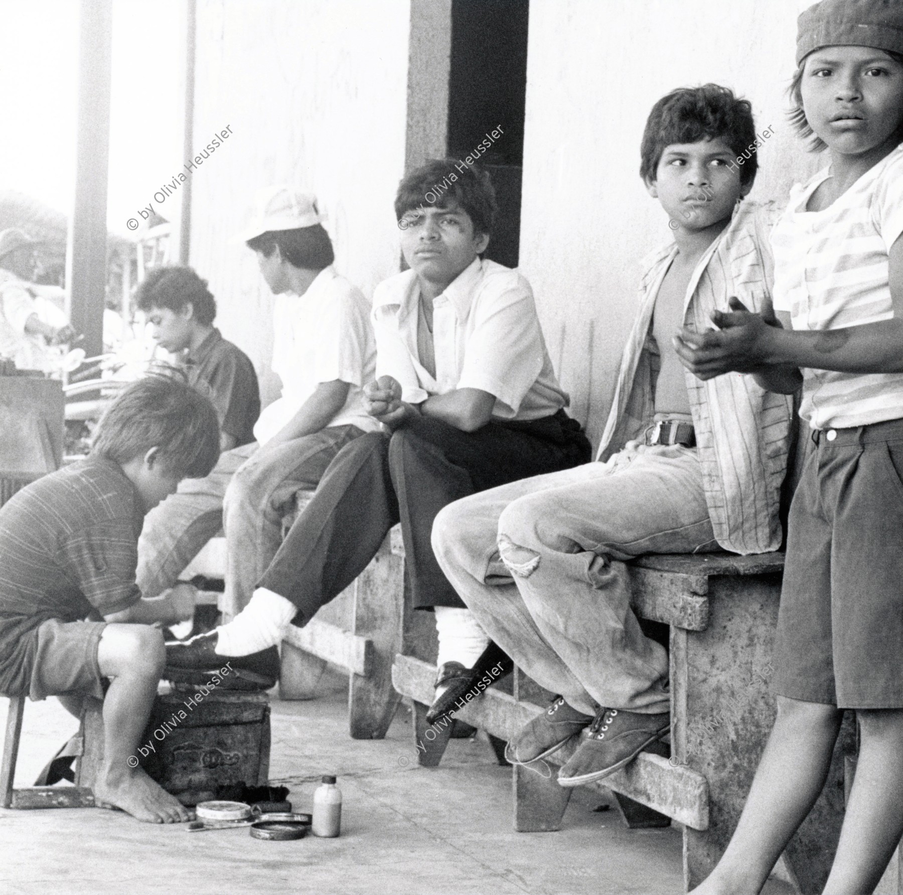 Image of sheet 19930590 photo 23: Kinder arbeiten in Nicaragua oft schon früh als Schuhputzer, um ihre Familie oder sich alleine zu ernähren. Managua Nicaragua 1993 √ child work mercado Roberto Huembes kinderarbeit Market boys shoe cleaner