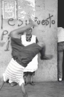 Image of sheet 19930590 photo 24: © 1993, OLIVIA HEUSSLER/ www.clic.li
Der Junge will vor der Markt köchin aufs Bild kommen. Mercado Huembes Managua Nicaragua 1993 √ Kids Boys schoe cleaner schuhputzer Handstand