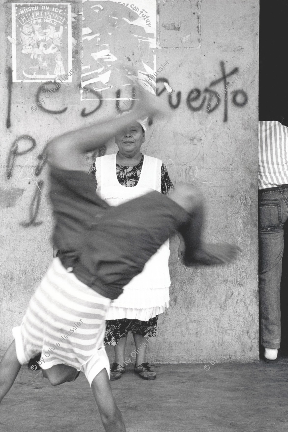 Image of sheet 19930590 photo 24: © 1993, OLIVIA HEUSSLER/ www.clic.li
Der Junge will vor der Markt köchin aufs Bild kommen. Mercado Huembes Managua Nicaragua 1993 √ Kids Boys schoe cleaner schuhputzer Handstand