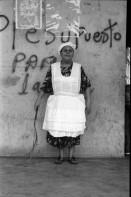 Image of sheet 19930590 photo 27: Graffiti 'El pueblo save quien son los traidores' El Güegüense. Auf Friedhof. Gitarrenspieler. Frau. Hebraischer Davidstern. Pepsi cola werbung. Der Schriftsteller Fernando Silva aus Granada singt mit David Mc Fields, Schriftsteller von der Atlantikküste. zuHause beim Schriftsteller. Kinder turnen vor dem Mercado Huembes neben ihren Kollegen die ihr Geld mit Schuhe putzen verdienen. Marktmann. Köchin. Stand mit Heilmedizin. 1993
