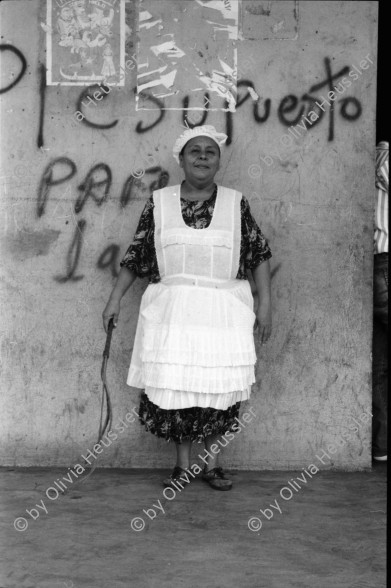 Image of sheet 19930590 photo 27: Graffiti 'El pueblo save quien son los traidores' El Güegüense. Auf Friedhof. Gitarrenspieler. Frau. Hebraischer Davidstern. Pepsi cola werbung. Der Schriftsteller Fernando Silva aus Granada singt mit David Mc Fields, Schriftsteller von der Atlantikküste. zuHause beim Schriftsteller. Kinder turnen vor dem Mercado Huembes neben ihren Kollegen die ihr Geld mit Schuhe putzen verdienen. Marktmann. Köchin. Stand mit Heilmedizin. 1993