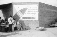 Image of sheet 19930590 photo 9: Graffiti 'El pueblo save quien son los traidores' El Güegüense. Auf Friedhof. Gitarrenspieler. Frau. Hebraischer Davidstern. Pepsi cola werbung. Der Schriftsteller Fernando Silva aus Granada singt mit David Mc Fields, Schriftsteller von der Atlantikküste. zuHause beim Schriftsteller. Kinder turnen vor dem Mercado Huembes neben ihren Kollegen die ihr Geld mit Schuhe putzen verdienen. Marktmann. Köchin. Stand mit Heilmedizin. 1993