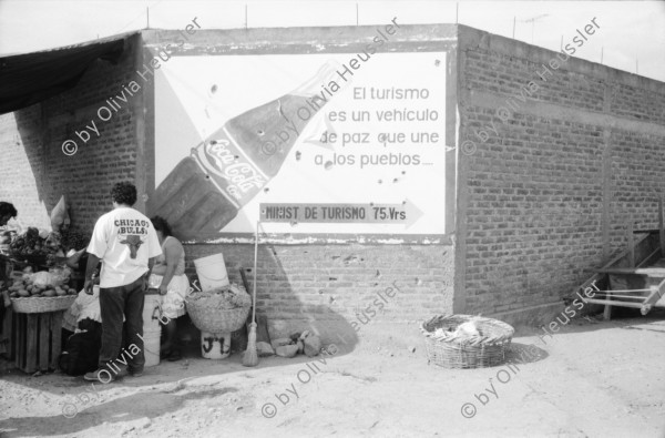 Image of sheet 19930590 photo 9: Graffiti 'El pueblo save quien son los traidores' El Güegüense. Auf Friedhof. Gitarrenspieler. Frau. Hebraischer Davidstern. Pepsi cola werbung. Der Schriftsteller Fernando Silva aus Granada singt mit David Mc Fields, Schriftsteller von der Atlantikküste. zuHause beim Schriftsteller. Kinder turnen vor dem Mercado Huembes neben ihren Kollegen die ihr Geld mit Schuhe putzen verdienen. Marktmann. Köchin. Stand mit Heilmedizin. 1993