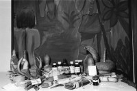 Image of sheet 19930600 photo 10: Ein Polizeimann mit Mütze. Police Verschiedene Produkte aus der Naturheilmedizin. Fette Oele, Öle Pasten, Hölzer für gebrochene Glieder, Rinden, Hörner etc. Centro de Salud, Gesundheitsposten in Esteli. Patientinnen warten in einer Schlange. Kind mit eingepaktem Kopf und Mutter. Im Labor des Zentrums. Ruth Grossenbacher. ISNAYA Esteli Nicaragua 1993 
traditional health care medicine natural Naturheilmedizin healing healer sobador plants plantas popular therapy