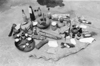 Image of sheet 19930600 photo 2: Verschiedene Produkte aus der Naturheilmedizin. Fette Oele, Öle Pasten, Hölzer für gebrochene Glieder, Rinden, Hörner etc. Centro de Salud, Gesundheitsposten in Esteli. Patientinnen warten in einer Schlange. Kind mit eingepaktem Kopf und Mutter. Im Labor des Zentrums. Ruth Grossenbacher. ISNAYA Esteli Nicaragua 1993 
traditional health care medicine natural Naturheilmedizin healing healer sobador plants plantas popular therapy