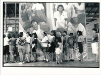 Image of sheet 19930600 photo 20: Eine Schlange von PatientInnen warten im Gesundheitszentrum auf Behandlung. Esteli, Nicaragua 08.93 Wandbild muralismo mural Malerei Bild 1993 Centro de salud

Zurück von Brot für die Welt