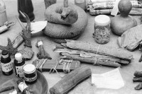Image of sheet 19930600 photo 4: Im Nationalen Zentrum für traditionelle Heilmedizin in Esteli (CNMPT) gibt es eine grosse Auswahl an Gebrauchsgegenstände und Heilmittel. Nicaragua 1993 health medicine traditional objects healing gegenstände schlangenhaut rinden kürbis holz geweih 
Congreso continental de la medicina tradicional en Esteli 

Zurück von Brot für die Welt