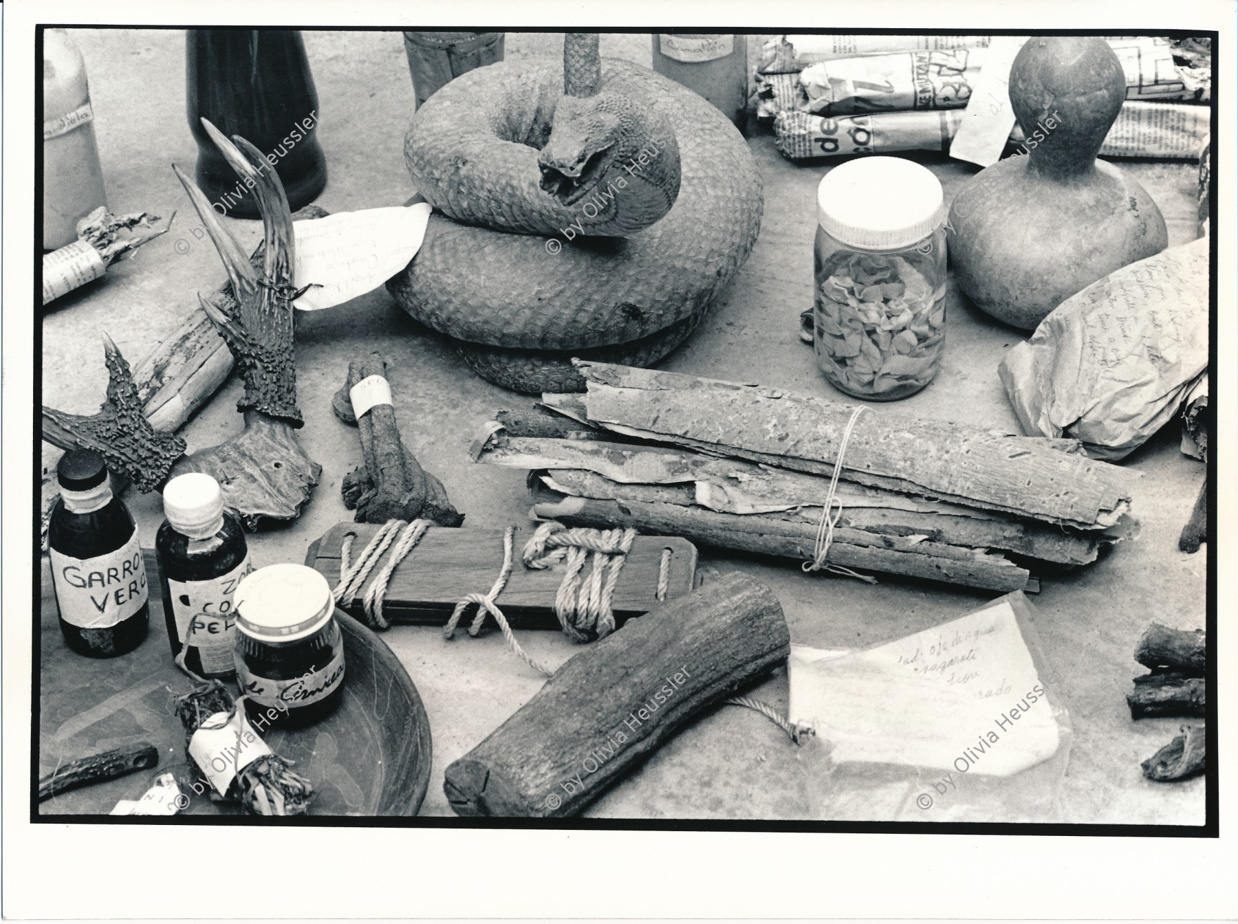 Image of sheet 19930600 photo 4: Im Nationalen Zentrum für traditionelle Heilmedizin in Esteli (CNMPT) gibt es eine grosse Auswahl an Gebrauchsgegenstände und Heilmittel. Nicaragua 1993 health medicine traditional objects healing gegenstände schlangenhaut rinden kürbis holz geweih 
Congreso continental de la medicina tradicional en Esteli 

Zurück von Brot für die Welt Exhibition