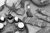 Image of sheet 19930600 photo 6: Verschiedene Produkte aus der Naturheilmedizin. Fette Oele, Öle Pasten, Hölzer für gebrochene Glieder, Rinden, Hörner etc. Centro de Salud, Gesundheitsposten in Esteli. Patientinnen warten in einer Schlange. Kind mit eingepaktem Kopf und Mutter. Im Labor des Zentrums. Ruth Grossenbacher. ISNAYA Esteli Nicaragua 1993 
traditional health care medicine natural Naturheilmedizin healing healer sobador plants plantas popular therapy