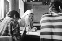 Image of sheet 19930610 photo 36: In der Finca 'El Cortijo'werden Promotores ausgebildet. Pflanzen werden gepflückt, angeschrieben und zwischen Zeitungen gepresst. (Barricada). Portrait Pedro Linger.In der Barranca, einem Schulungszentrum in der Nähe von Esteli, ist der theoretische Kurs. Dort werden aber auch Seifen hergestellt. Einige katholische Nonnen sind dabei. Nicaragua 1993